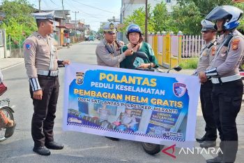 Satlantas Meranti bagikan puluhan helm gratis