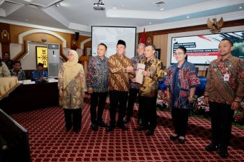 Amankan aset negara, Menteri Nusron serahkan ratusan sertifikat tanah aset Pemda se-Jawa Tengah