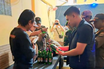 Ratusan botol minuman keras disita dari tempat panti pijat di Baturaja