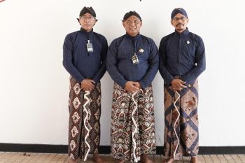 Bupati Sleman terima gelar KMT H Pangarsohadiprojo dari Keraton Yogyakarta