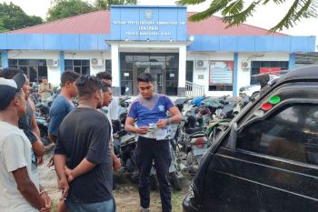 Personel gabungan di Mabar menertibkan pedagang liar gunakan bahu jalan
