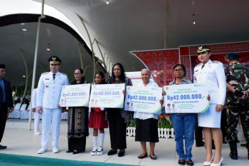 BPJS Ketenagakerjaan NTT menyerahkan santunan kematian senilai Rp234 juta