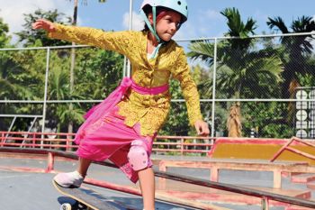 PEMAIN SKATEBOARD WANITA DI BALI BERKEBAYA RAYAKAN KARTINI