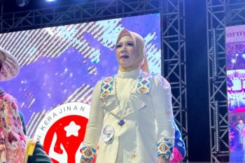 Ketua Dekranasda Konsel Tampilkan Tenun Khas Konsel di HUT Sultra ke 61