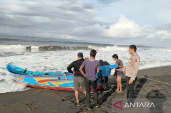 Perahu terbalik dihantam ombak, nelayan selamat berenang satu km