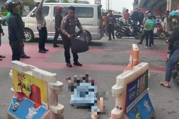 Hilang kendali, pengendara motor di Pekanbaru jatuh dari fly over