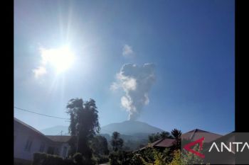 Kolom abu erupsi Gunung Marapi pada Minggu pagi capai 1.000 meter