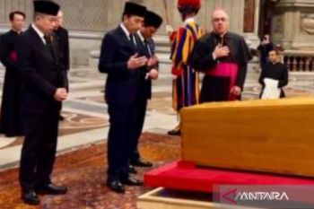 Cek fakta, artikel Jokowi yang sebut peti Paus Fransiskus bercahaya