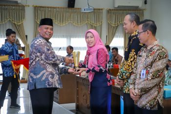 Pemkab Sleman serahkan penghargaan penilaian kinerja penyelenggaraan pelayanan publik