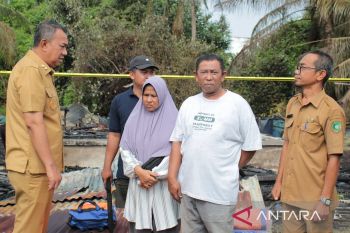 Satu rumah di Meranti terbakar, Wabup Muzamil segera serahkan bantuan ke korban