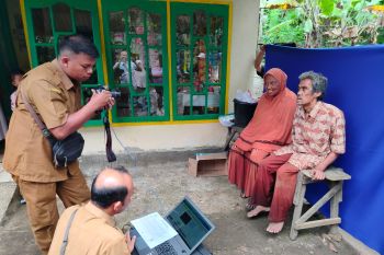 Disdukcapil Agam rekam data KTP-EL ke rumah warga bantu dapatkan Adminduk (Video)