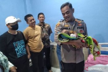 Seorang bayi perempuan tergeletak di depan rumah kontrakan di Bekasi