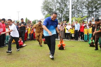 Pemkot Pariaman kenalkan permainan tradisional kepada siswa SD