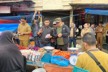 Pemkot Padang Panjang tata lapak pedagang kaki lima di Pasar Sayur