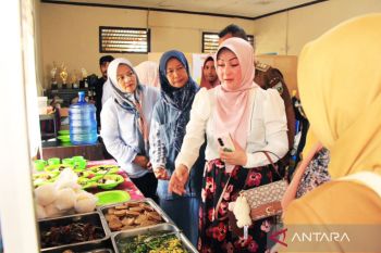 Ketua TP-PKK Padang Panjang Pos Gizi untuk mengetahui tumbuh kembang balita