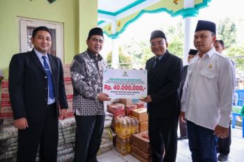 Wagub Jateng salurkan bantuan di  Ponpes Darul Qiyam Magelang