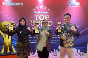 Bupati Lampung Timur terima penghargaan Top Pembina BUMD BPRS