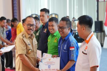Pemprov Sulbar serahkan bantuan Rp2,2 miliar kepada parpol
