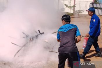 Damkarmat Mukomuko latih pegawai Pengadilan tanggulangi kebakaran