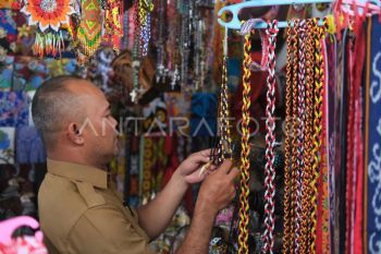 Penjualan manik-manik Dayak di Pontianak