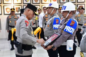 Polda NTT menggelar upacara pemecatan dan penghargaan anggota Polri