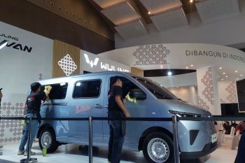 Wuling merilis model NEV baru dalam ajang PEVS 2025 di Jakarta