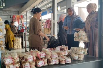 Pemilir buru oleh-oleh di Pelabuhan Merak, pedagang raup untung besar