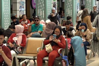 Gelombang arus balik mulai padati Stasiun Pasar Senen
