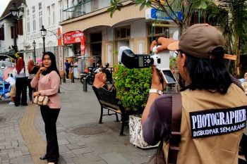 Libur lebaran jadi ladang rezeki bagi juru foto Kota Lama Semarang