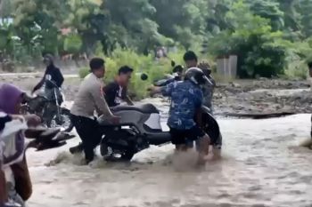 Polisi bantu wisatawan seberangi sungai di Kepulauan Sula Maluku Utara