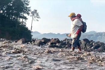 Puluhan siswa seberangi aliran lahar dingin  Semeru demi bersekolah