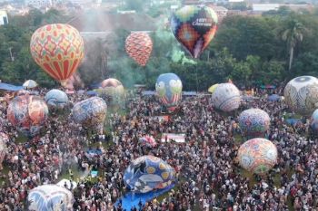 Meriahnya Festival Balon Udara Tambat di Pekalongan