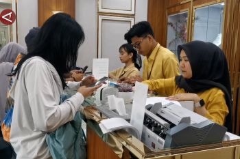 Lebaran usai, warga Solo antre beli emas