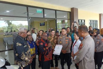 Pemprov Papua Tengah serahkan mobil ambulans bagi TNI/Polri di Mimika