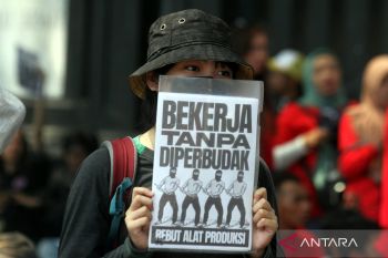 PHK meningkat, Ekonom soroti pentingnya hapus batas usia kerja