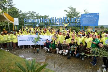 Dukung Asta Cita Presiden, Semen Gresik bagikan bibit buah ke petani