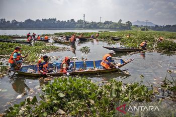 Momen kebersamaan bersihkan Sungai Citarum dalam rangka HPSN 2025