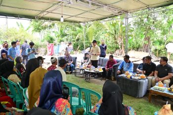 Pemkab Lamsel bantu perbaiki rumah warga yang rusak akibat puting beliung