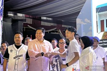 Menteri PKP serahkan 100 kunci rumah subsidi buruh