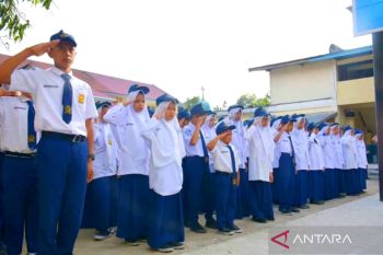 Pemkot Padang Panjang serahkan seragam sekolah gratis pada Juli 2025