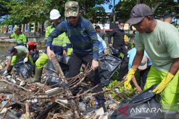 Bupati dan Wabup Aceh Barat ikut gotong-royong bersihkan sampah saat peringati hari buruh