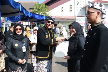 Hardiknas, Dedy Yon serahkan penghargaan guru dan siswa berprestasi