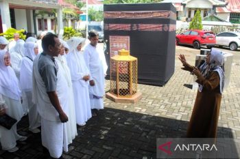 Kemenag Mitra lakukan bimbingan manasik haji praktik lempar jumrah