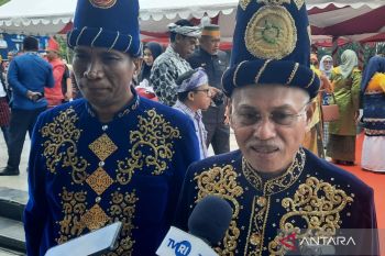Pemprov Sultra serahkan beasiswa ke pelajar saat peringatan Hardiknas