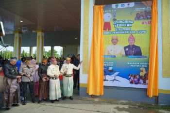 Seragam Gratis Plus bagi pelajar di Luwu saat Hardiknas