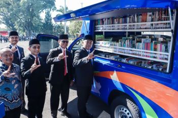 Perpusnas menyerahkan kendaraan perpustakaan keliling untuk Ciamis
