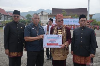Semen Padang lanjutkan komitmen cegah stunting lewat bantuan Rp47 Juta di Hardiknas 2025