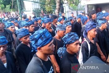 Ribuan warga Badui bawa hasil bumi, gelar ritual Seba