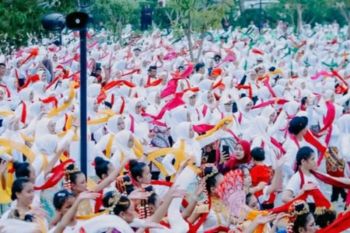 Ribuan penari di Karawang menari peringati Hari Tari Sedunia