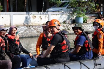 Wali Kota Surabaya susur sungai dan bersih-bersih Kali Surabaya